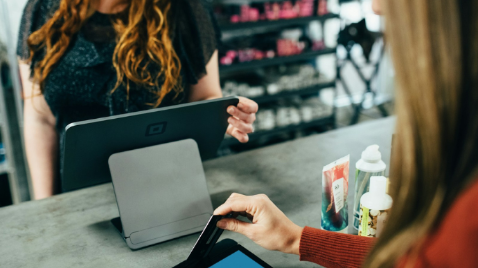 AI for retail: How AI agents can support your frontline and HQ workers